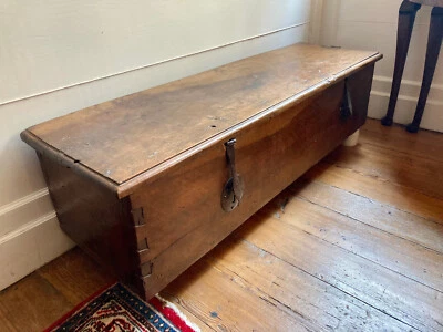 Cofre de nogal español siglo XVI - ¡Todo original incluyendo las dos llaves originales! Foto 1 de 4