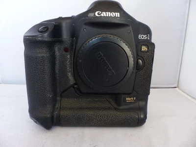 Solo cuerpo Canon EOS 1DS Mark II. La cámara funciona muy bien. viene con el cargador. Foto 1 de 4