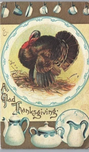 Un feliz pavo de acción de gracias en plato con teteras y tazas colgantes - Imagen 1 de 2