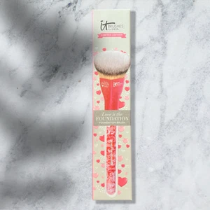๐ IT Cosmetics for ULTA Love Is The Foundation Brush Edizione Limitata 2021 - Foto 1 di 7