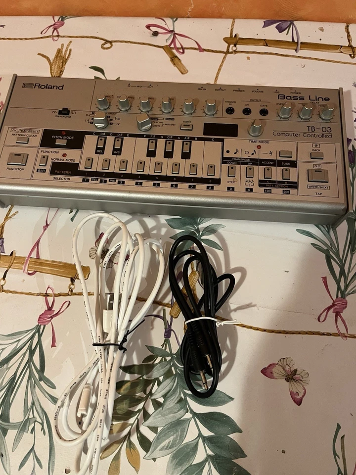 Roland TB-03 Boutique Bass-Line Synthesizer - Bild 1 von 4