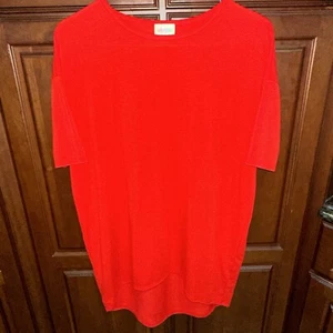 WOMEN'S LULAROE IRMA SOLID RED SHORT SLEEVE OVERSIZE HI LO TOP SIZE XSS - Picture 1 of 8