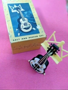"Soporte para guitarra y música" de colección 🙂 Sal y pimienta Saleros ~ ¡EN MUY BUEN ESTADO! - Imagen 1 de 6