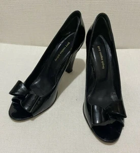 GARY CASTLES - Black Patent Leather Peep Toe Heels w Bow - Sz 38 / US9/ AU8/ UK6 - Picture 1 of 8