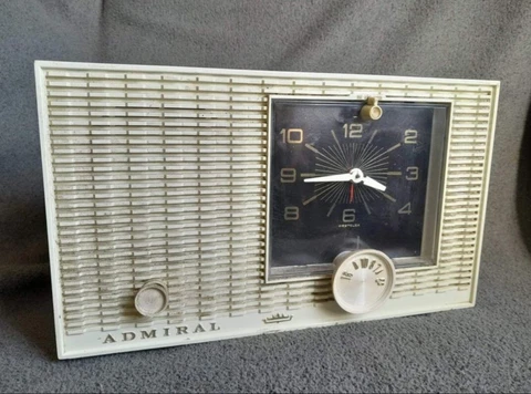 Vintage 1960s MCM Admiral YG713 Bakelite Tube Radio/Westclox Alarm Clock! Cover