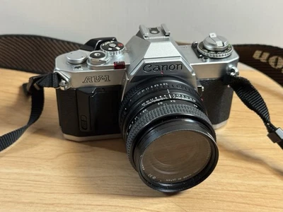 Cámara fotográfica Canon AV-1 SLR 35 mm con lente Promaster 1:28.  (Probado) Foto 1 de 4