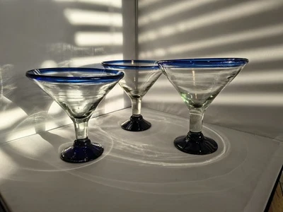 3 vasos mexicanos de margarita de vidrio soplado a mano con borde y base azul cobalto  Foto 1 de 4