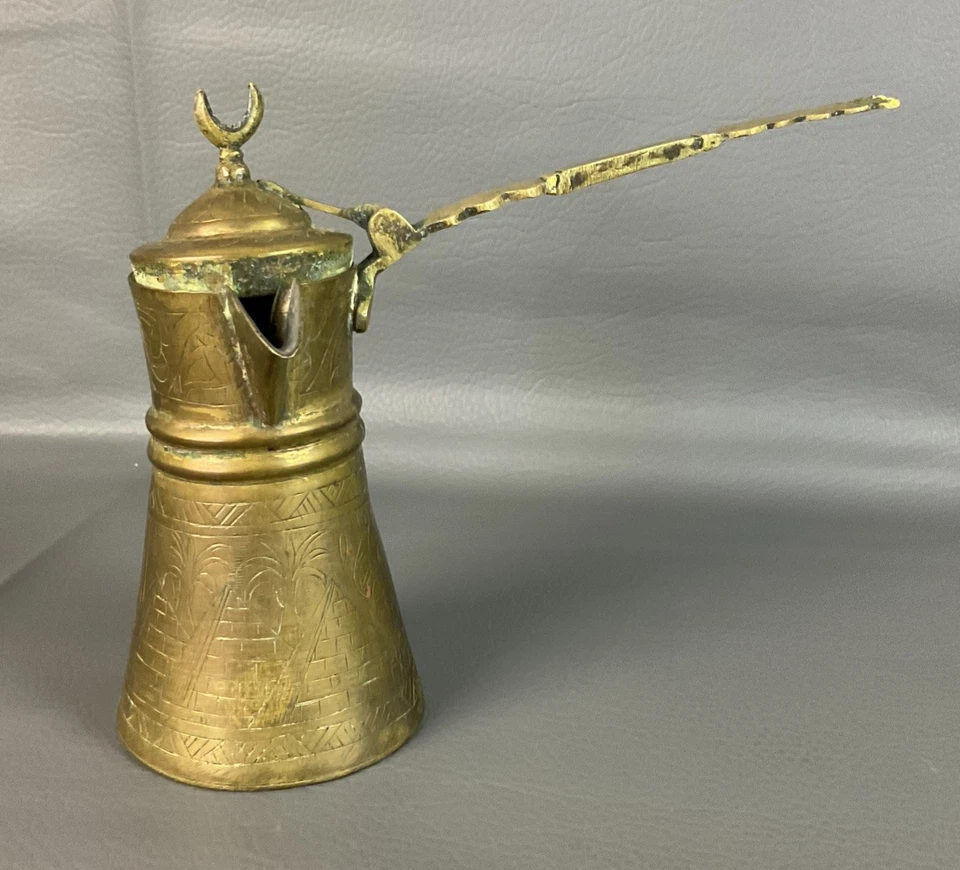 Cafetera turca vintage de latón grabado en latón Foto 1 de 4