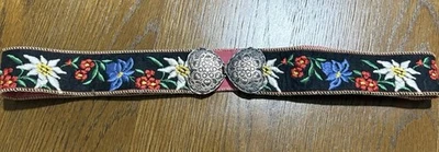 Hermoso cinturón de tela bordado floral de colección con hebilla plateada de doble corazón Foto 1 de 4