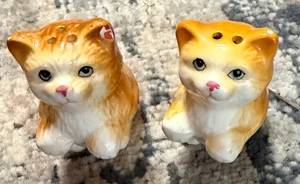 VINTAGE ARANCIONE TABBY GATTO ZAMPE SU CERAMICA SALE E PEPE SHAKER PICCOLE PATATINE - Foto 1 di 5
