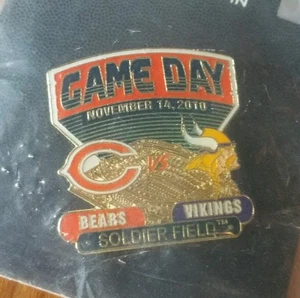 2010 Minnesota Vikings Chicago Bears GAME DAY PIN 11/14/10 Stadium Exclusive - Picture 1 of 4