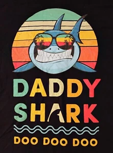 T-shirt uomo Daddy Shark Doo Doo nera grafica taglia L - Foto 1 di 3
