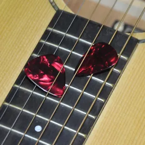 Lotti di 100 pezzi 0,71 mm colpi per chitarra media plettrum celluloide senza stampa rosso perla - Foto 1 di 5