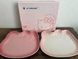 Set piatti Le Creuset x Hello Kitty edizione limitata - 2 pezzi rari - Foto 1 di 5
