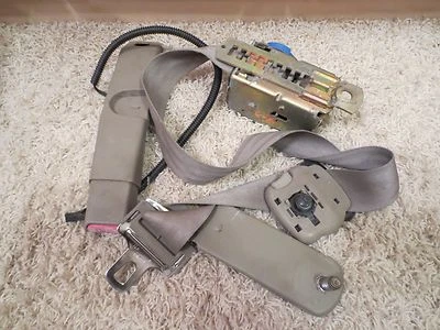 1996 PONTIAC SUNFIRE 4 ДВЕРИ СЕДАН ПРИЕМНИК И НАТЯЖИТЕЛЬ РЕМНЯ БЕЗОПАСНОСТИ ПЕРЕДНЕГО ПАССАЖИРА - Изображение 1 из 4