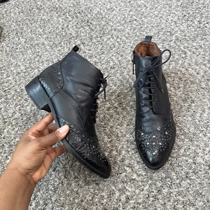 Donald J. Pliner Chukka Botines Tachuelas Occidentales Con Cordones Cremallera Piel de Serpiente Cuero 8 - Imagen 1 de 7