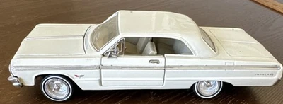 Motor Max, 1964White Chevrolet Impala Convertible Die Cast Car, 1:18 - Image 1 of 4
