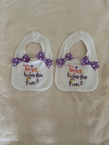 Adorable Juego de 2 Baberos Gemelos Originales ~ Nuevo sin Etiquetas~ - Imagen 1 de 2