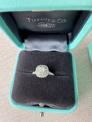 Anillo de compromiso Tiffany's Solitare platino cojín de París! Foto 1 de 4