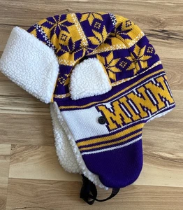 NEU ChoKoLids MINNESOTA Strick Sherpa Trapper Mütze lila/gold Wikinger Farben - Bild 1 von 6