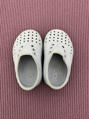 Native unisex Toddler size 5 kids Pull-on Waterproof shoes - Image 1 of 4