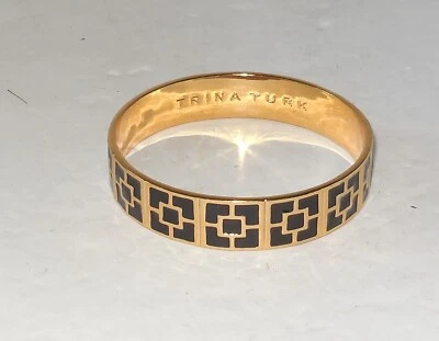 Brazalete ancho estilo brazalete Trina Turk negro y dorado Foto 1 de 3