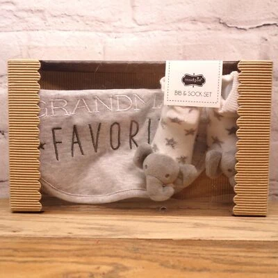 Juego de babero y calcetín favorito de la abuela gris Mudpie Foto 1 de 4