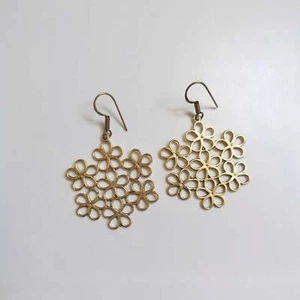 Daisy Hängeohrringe aus goldenem Messing, Blumen Ohrringe, Gänseblümchen Ohrring - Imagen 1 de 8