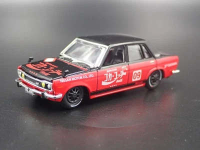 Datsun Bluebird 1600SSS Coca Cola Diorama Diecast Model Car In Scala 1:64 - Immagine 1 di 4
