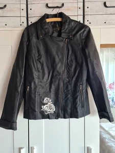 Bonprix bpc Jacke Damen schwarz Gr. 40 Kunstleder Biker bestickt Blume - Bild 1 von 3