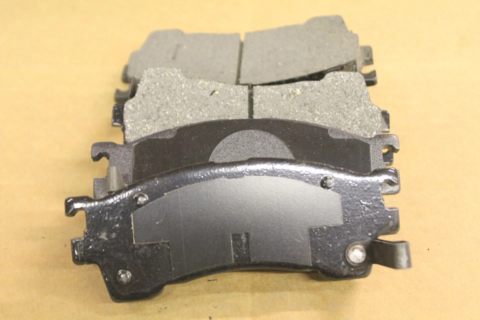 Se adapta a 92-93 Mazda 626 MX6 2,0 L I4 2,5 L V6 Pastilla de freno de disco delantera SpectraOne SPD583M Foto 1 de 1