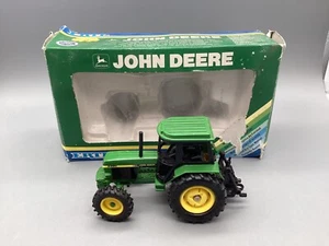 Tractor modelo 1:32 Ertl John Deere 3350 con embalaje original - Imagen 1 de 14
