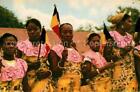 12788175 Congo Belge Junge vrouwen in feestkledij 