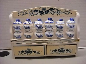 Vintage ARNART Blue Onion Six Spice Porcelain Jars w/ 2 Drawer Wood Rack Japan - Imagen 1 de 12