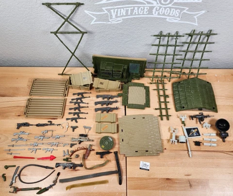 Lot 1985 Coleco Rambo SAVAGE Headquarters AK-47 & M-60 Crates Weapons Parts Cover