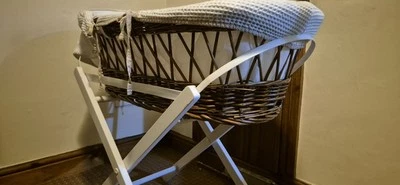 Cesta blanca Waffle Palm Moses con soporte plegable blanca, colchón y forro acolchado Foto 1 de 3