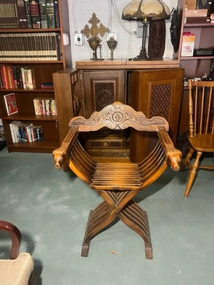 Antiga cadeira mestre italiana florentina renascentista Savonarola esculpida à mão - nogueira  - Imagem 1 de 4