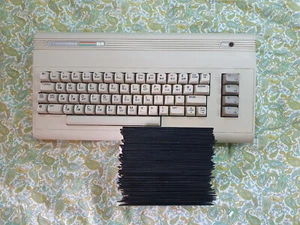 COMMODORE 64G + alimentatore . COMMODORE 64 C64G + power supply - Afbeelding 1 van 7
