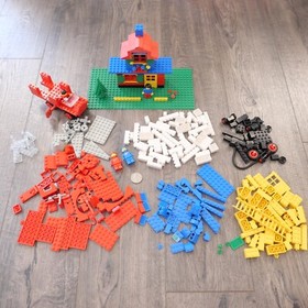 Vtg 1983 Lego Basic Building Set 577 Parts Lot  w/ MiniFigs & 2 Space Figs !!!