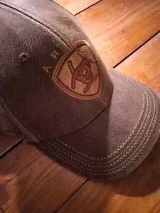 Cappello berretto uomo Ariat pelle oliata scudo logo rete schiena regolabile - Foto 1 di 2