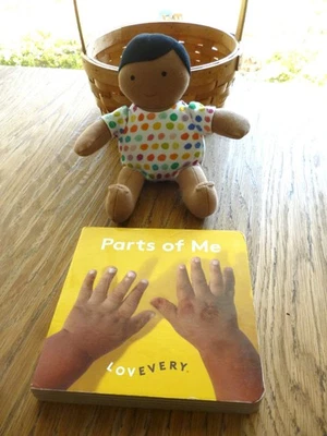 Lovevery Lote de Muñeca Bebé Algodón Suave y Piezas de Mí Libro de Tablero Basado en Montessori Foto 1 de 4