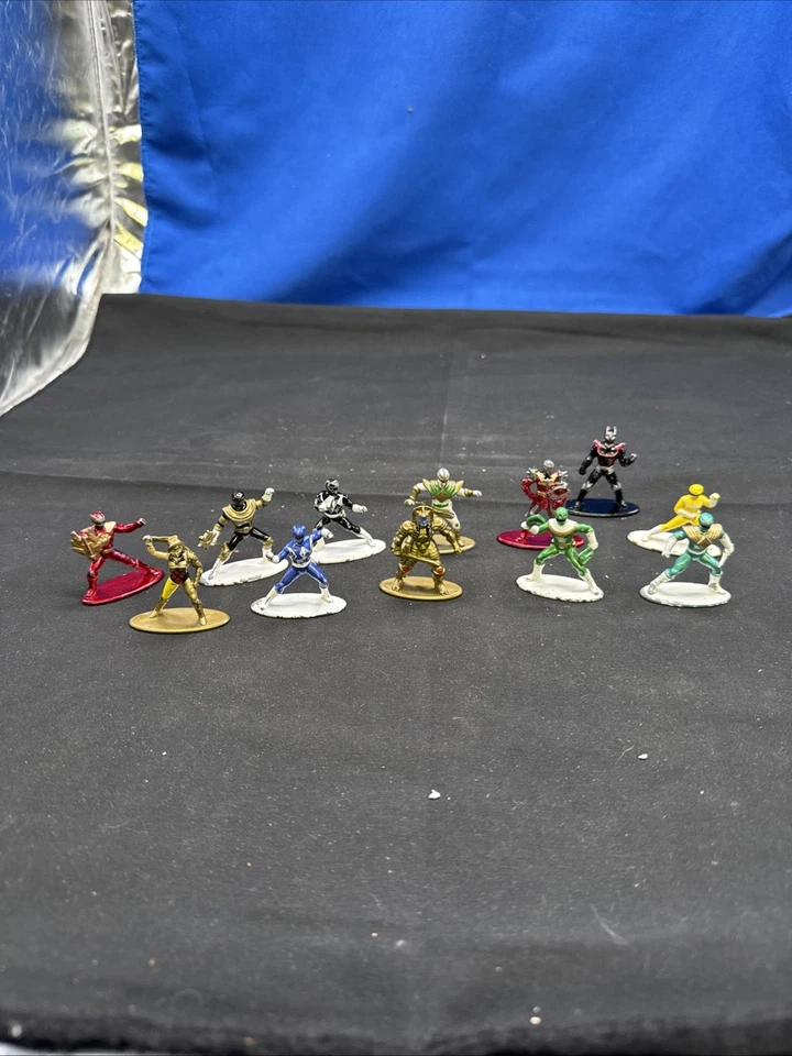 Lote de 12 figuras de metal de Jada Toys Nano Metal Figs: DC Comics Power Rangers A2A Foto 1 de 4