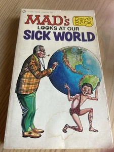MAD’s Looks at Our Sick World 1971 primera impresión de bolsillo vintage Dave Berg - Imagen 1 de 4