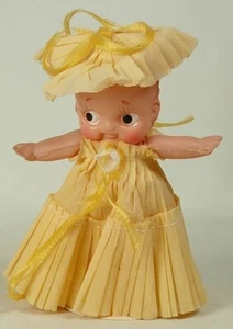 MUÑECA KEWPIE DE CELULOIDE VINTAGE CON VESTIDO DE PAPEL CREPÉ AMARILLO Y SOMBRERO #2 - Imagen 1 de 4