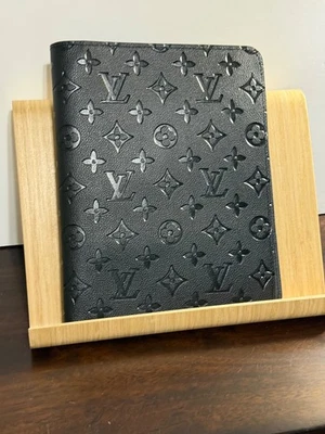 Cubierta de agenda de lona con monograma Louis Vuitton de cuero sintético accesorio de escritorio negro  Foto 1 de 4