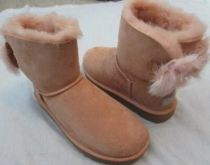 Mini botas de mujer UGG con arco pelusa en rubor bronceado 1094967 NUEVAS en caja - Imagen 1 de 1