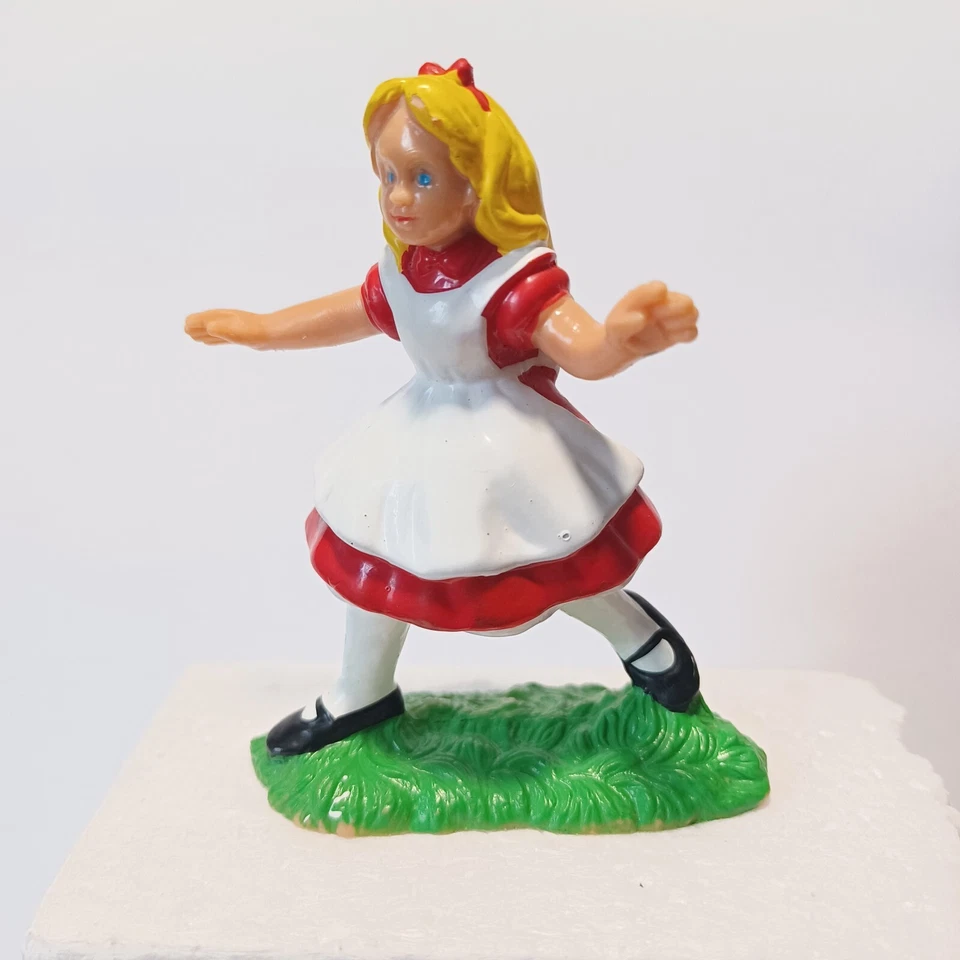 Figurine  BULLY Disney 1984 Alice au pays des merveilles 7cm( version robe rouge - Photo 1/4