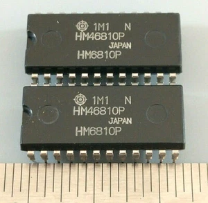 LOTTO 2 HITACHI HM46810P SRAM 128x8 450NS 24PIN PDIP HD6810P - Foto 1 di 4