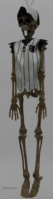 Jugador de béisbol de Halloween vestido esqueleto colgante decoración 16 pulgadas de largo nuevo con etiquetas Foto 1 de 2