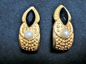 EUC Vintage Marked Large Etruscan Yellow Gold Tone Faux Pearl Onyx Clip Earrings - Picture 1 of 5